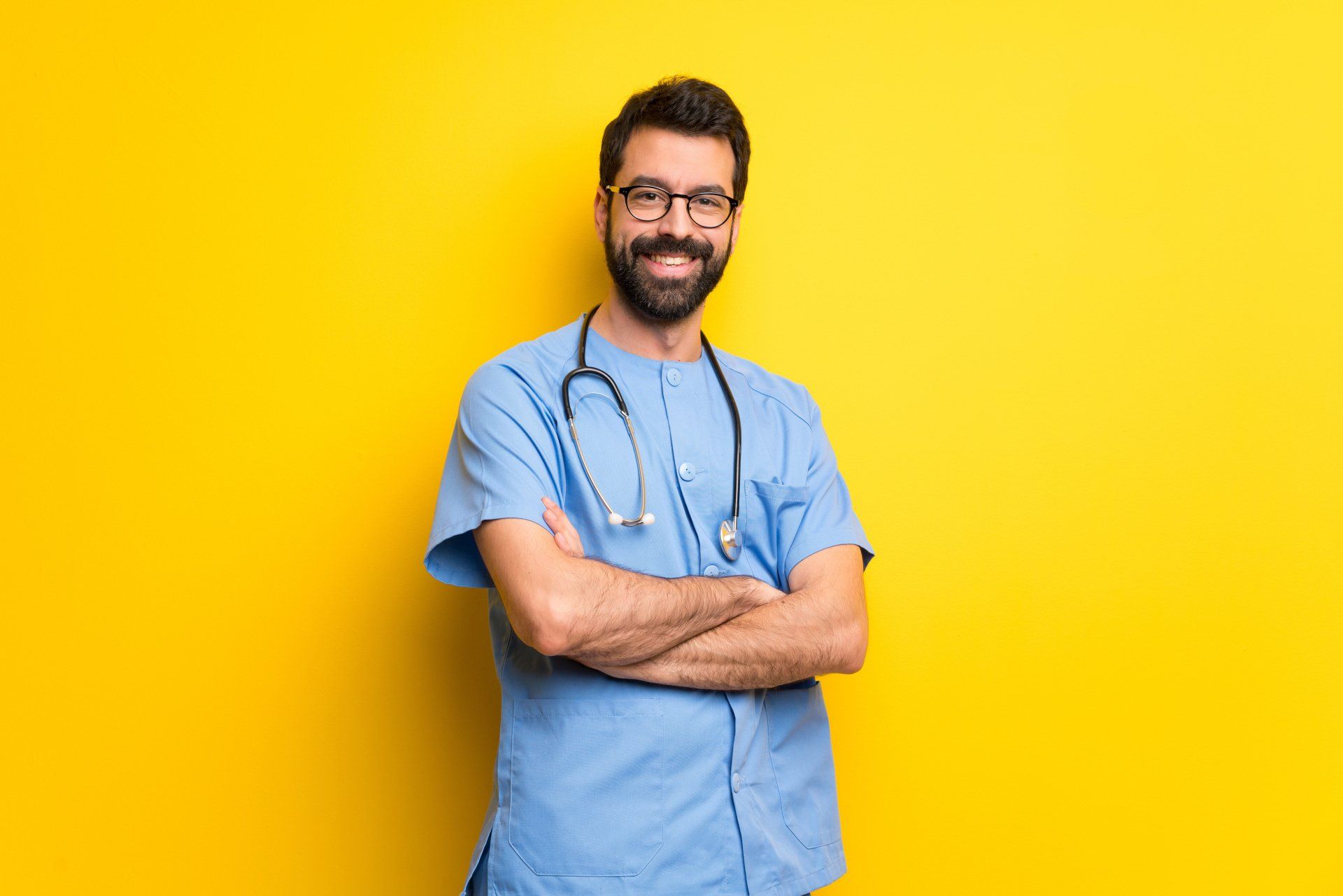 Médecin homme jeune avec stéthoscope, fond jaune uni