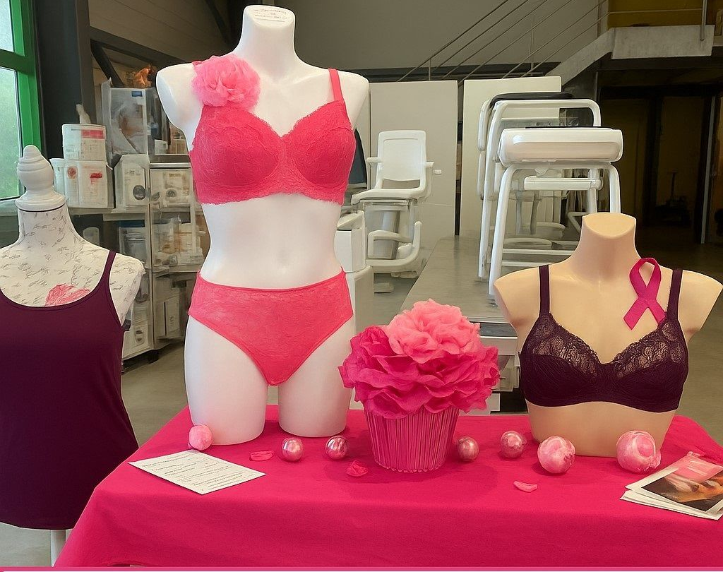 Cinq femmes tenant d'une main un gros noeud rose Cinq femmes tenant d'une main un gros noeud rose