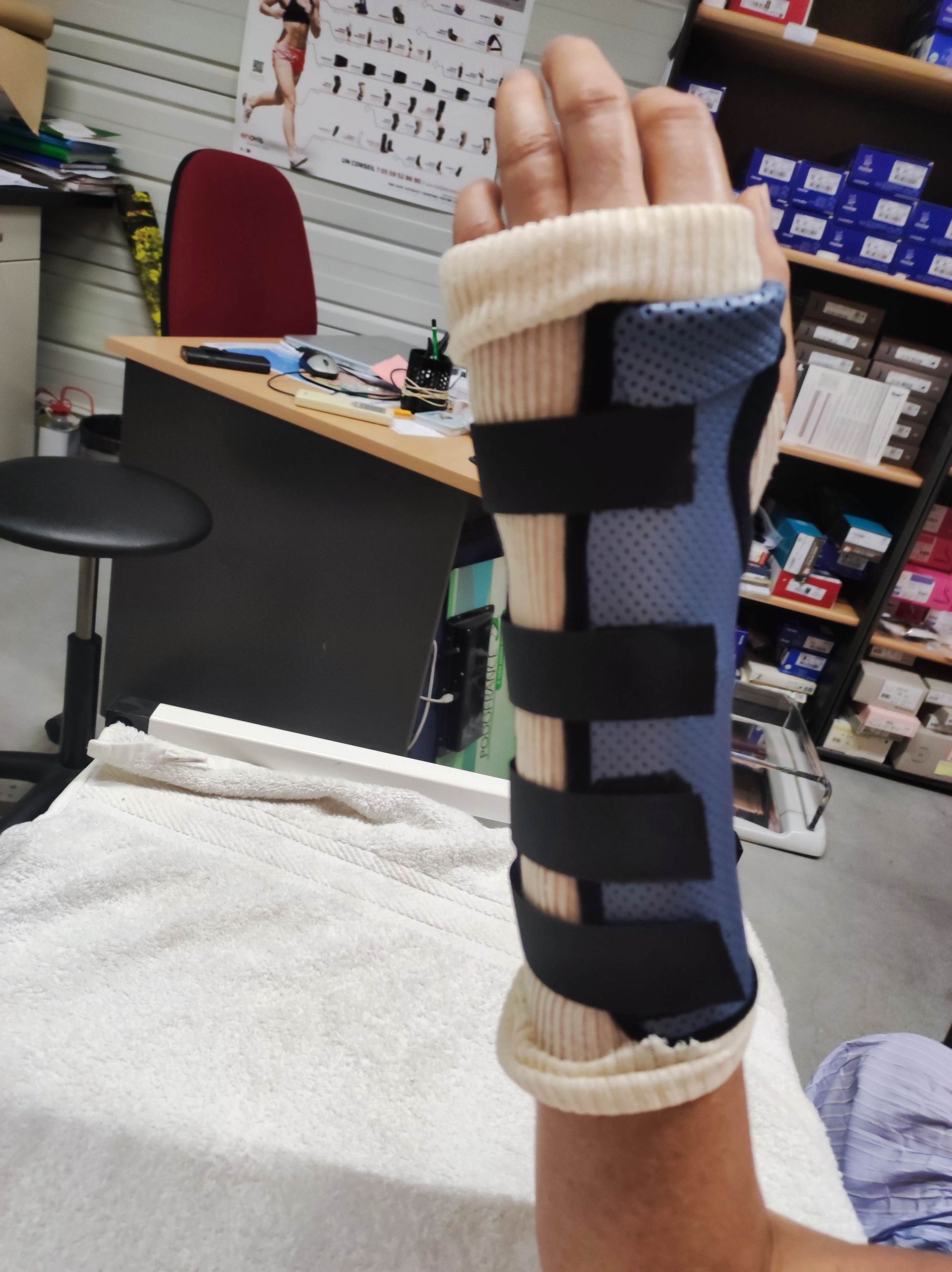 Homme positionne son bandage sur sa main gauche