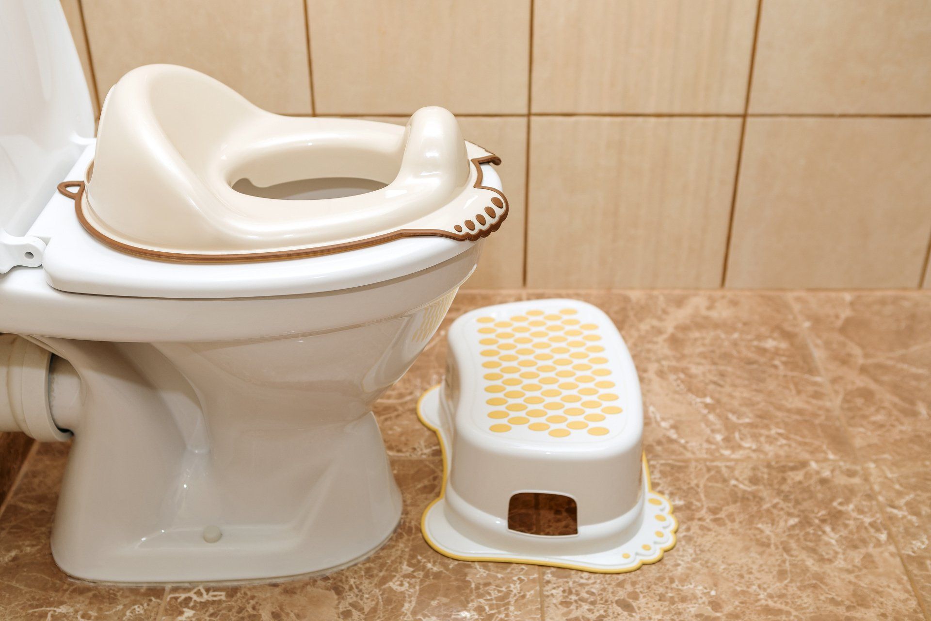 Rehausse WC sur toilettes avec marche-pieds