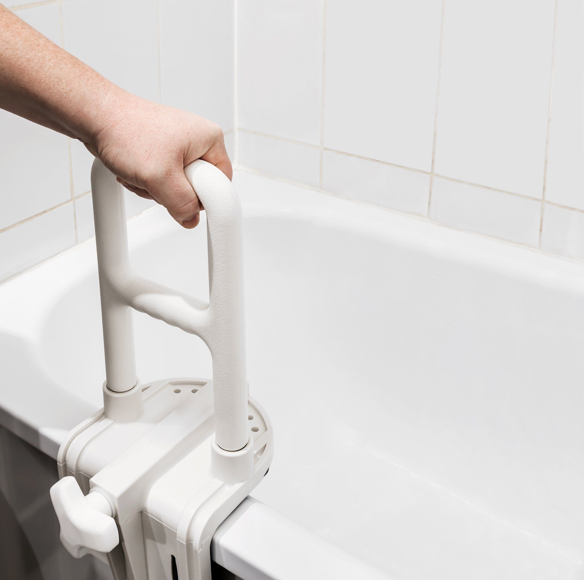 Baignoire blanche avec poignée de sortie de baignoire