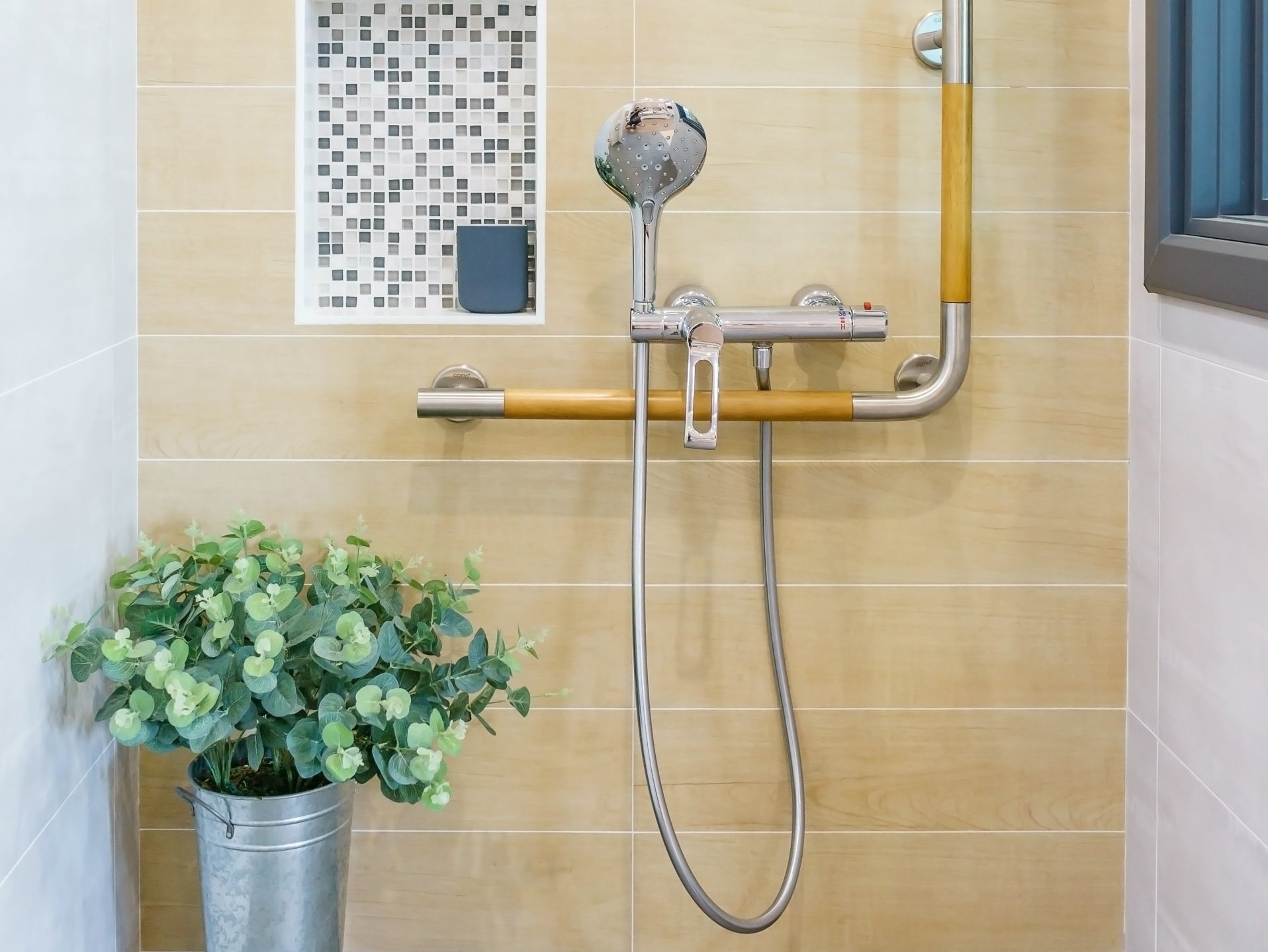 Douche aménagée fond jaune