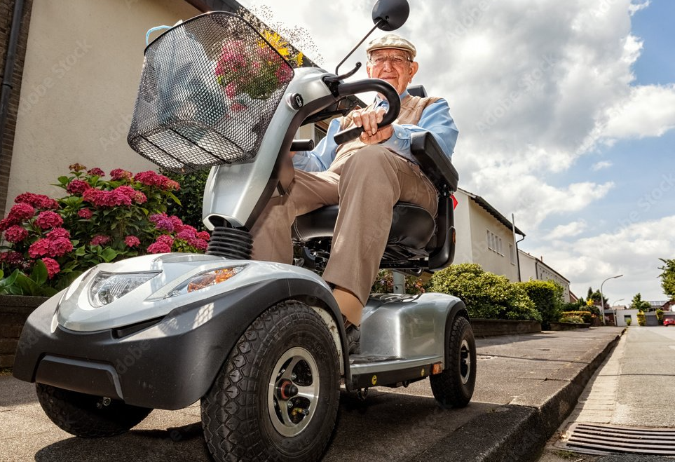Homme senior en scooter électrique