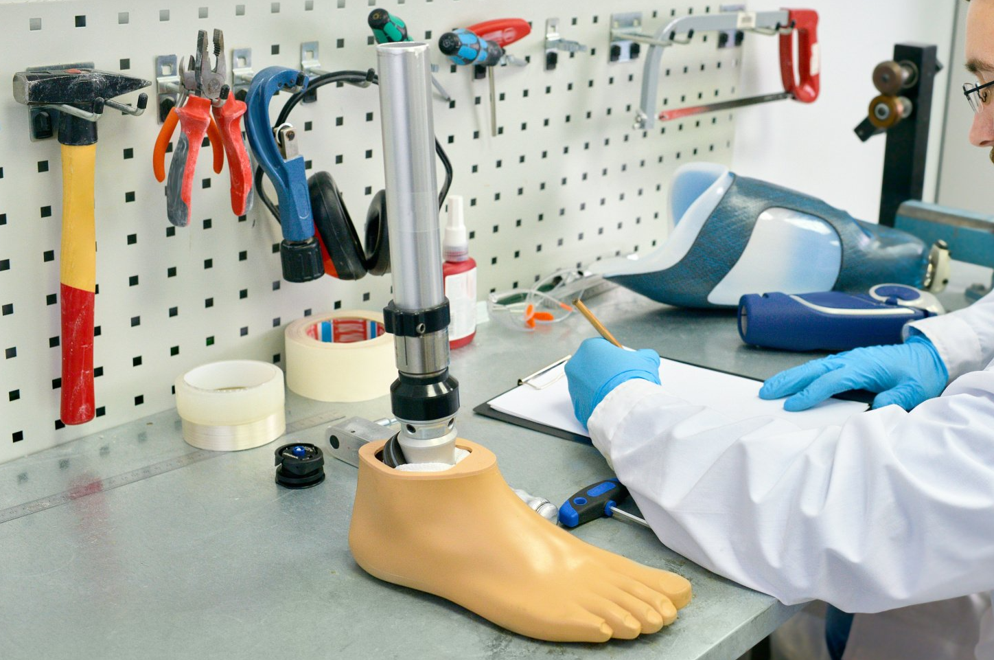 Médecin fabriquant sur mesure une prothèse orthopédique