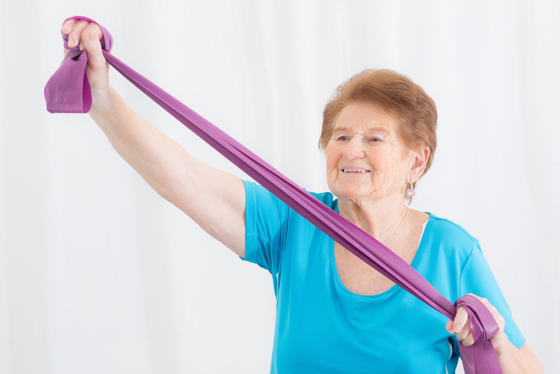 Femme senior sportive avec bande d'exercice d'ergothérapie