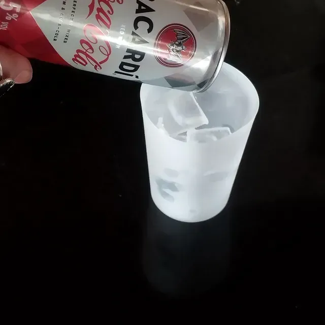 Se vierte una lata de Bacardi Cola en un vaso.