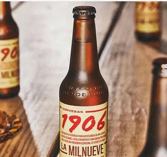 Una botella de La Milnueva de 1906 reposa sobre una mesa de madera.