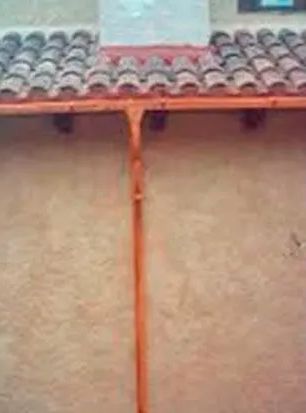 Un edificio con un techo que tiene muchas tejas.