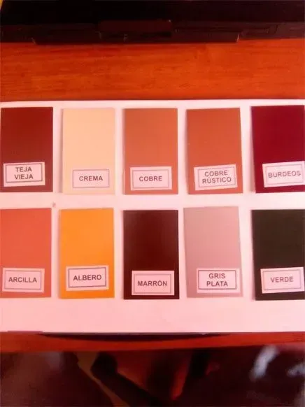 Un montón de tarjetas de diferentes colores con etiquetas.