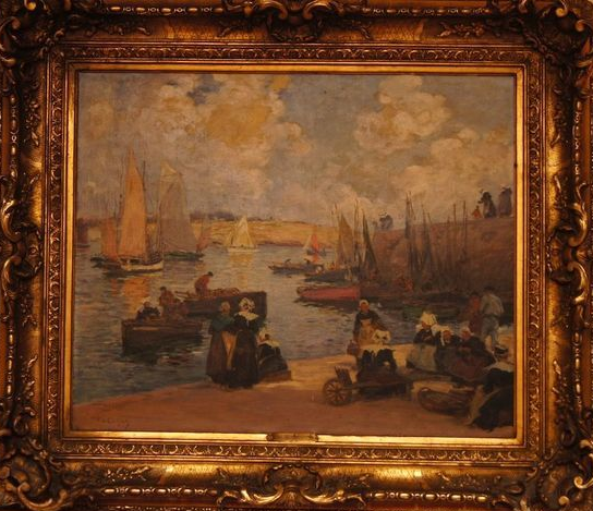 Scène portuaire avec bateaux, personnes et ciel nuageux ; tons chauds.