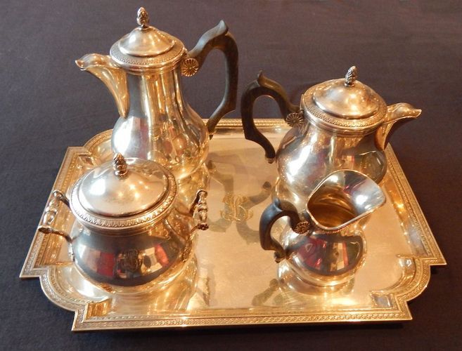 Service à thé en argent sur un plateau rectangulaire. Comprend une cafetière, une théière, un sucrier et un pot à lait.