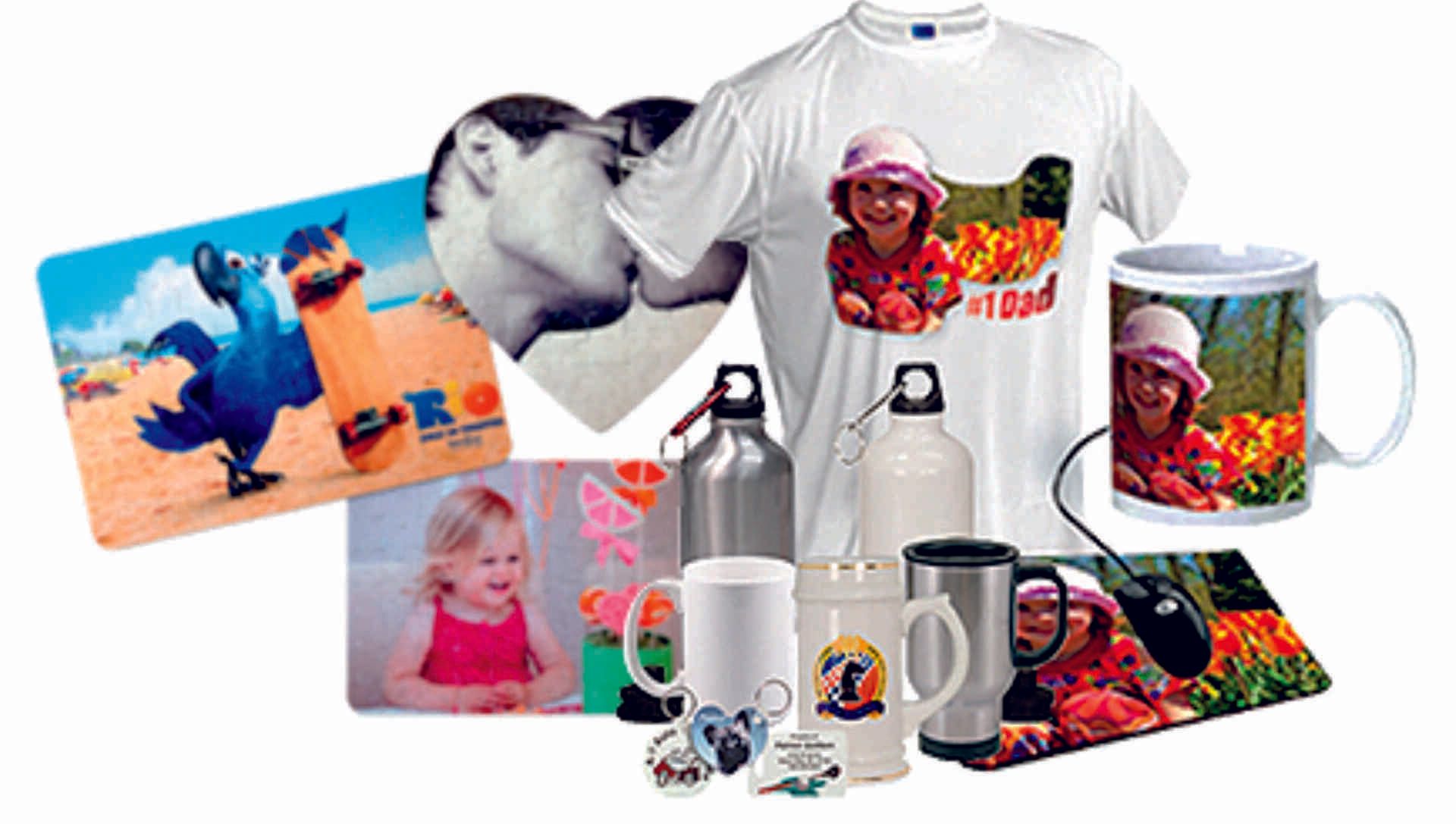 Diversos artículos personalizados: camisetas, tazas, alfombrillas para ratón, botellas de agua y posavasos con impresiones fotográficas personalizadas.