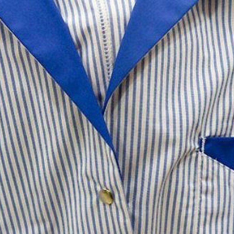 Blazer a rayas azules y blancas con ribete azul en el cuello y el bolsillo.