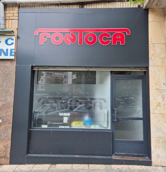 Una cocina con una mesa y sillas.