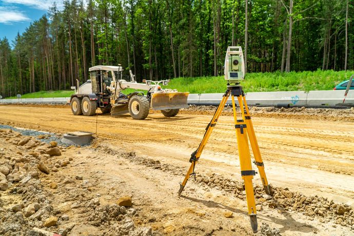 Un appareil à bornage et un tracteur sur un chantier.