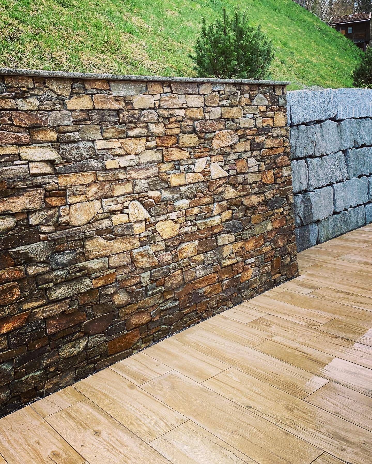 Natursteinwand Ausstellungsraum