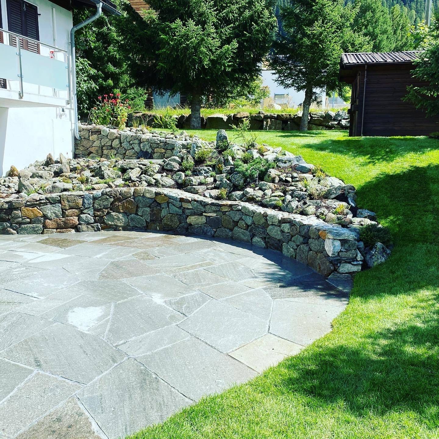 Natursteinwand Garten