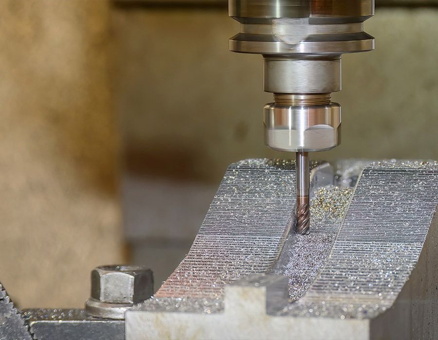 Una máquina está cortando un trozo de metal en una fábrica.