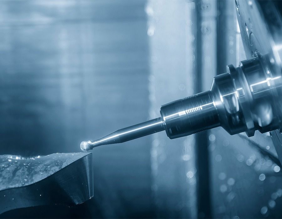 Una máquina está cortando un trozo de metal en una fábrica.