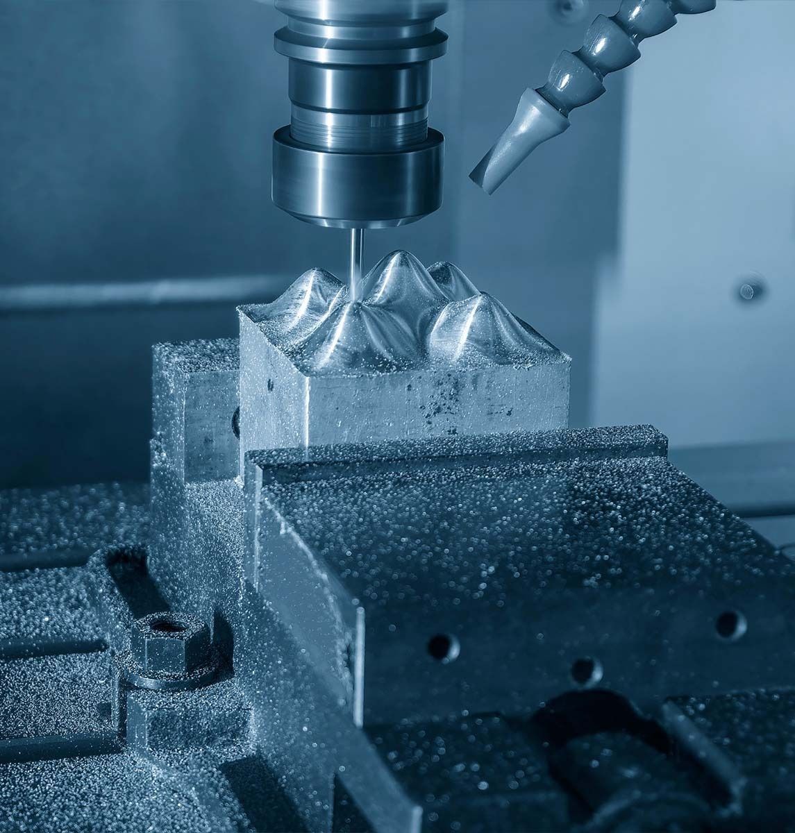 Una máquina está cortando un trozo de metal con una manguera conectada a ella.