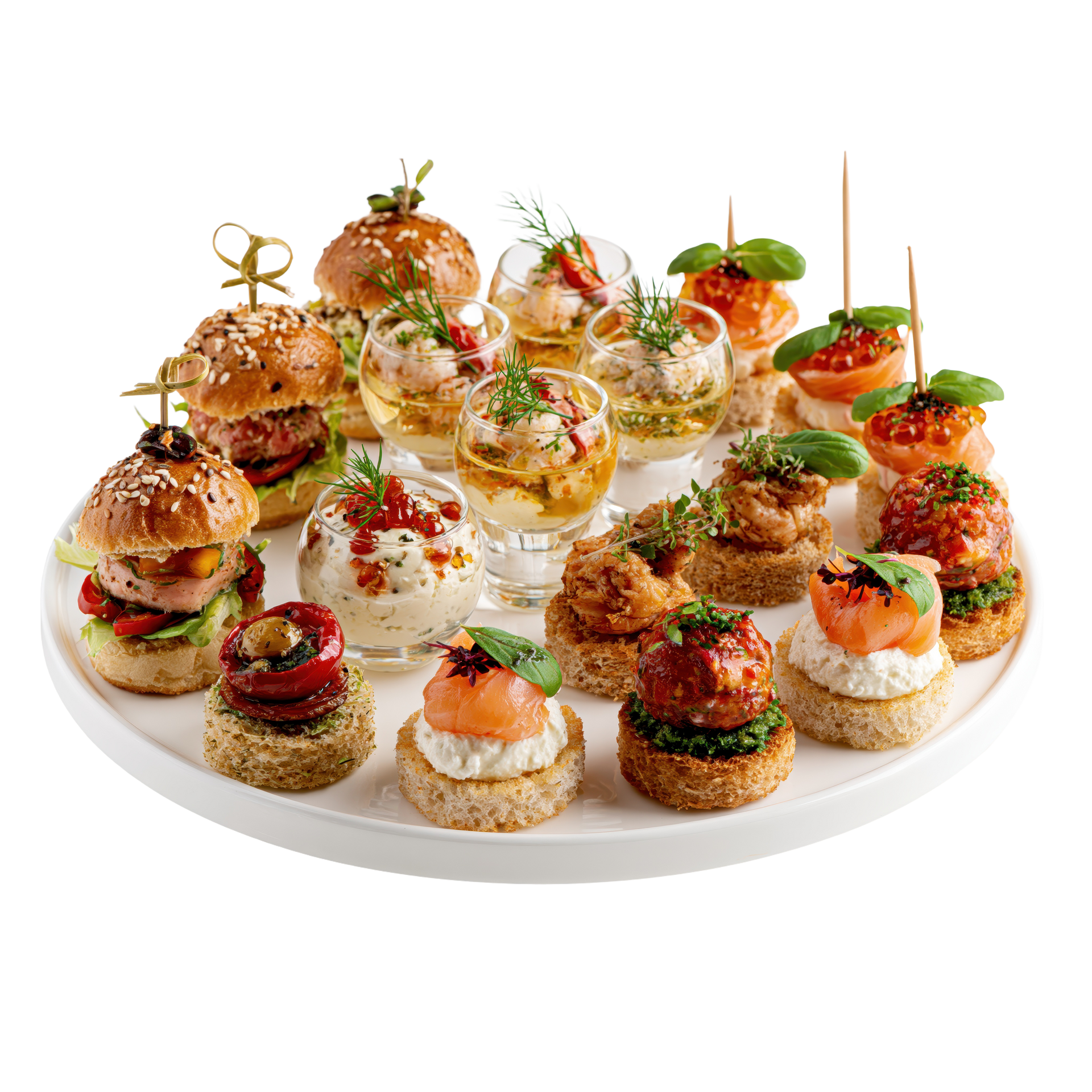 Assortiment de mini-bouchées gastronomiques sur un plateau blanc, garnies d’herbes aromatiques, de saumon et de sauces.