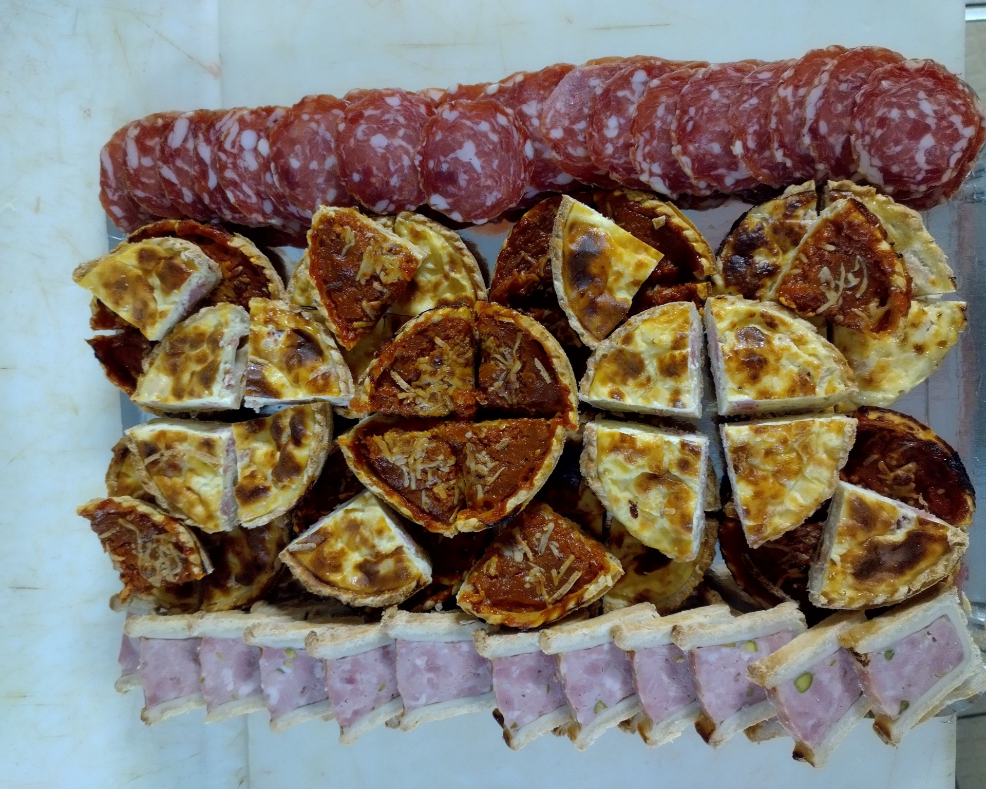 Plateau de charcuteries, quiches et pâtés en croûtes.