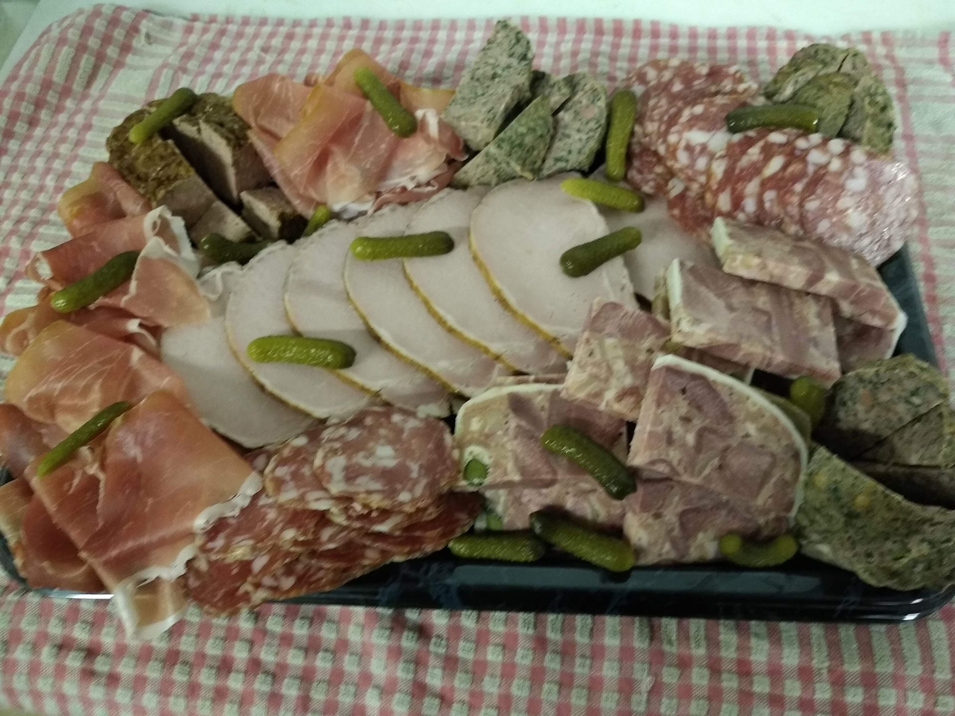 Assortiment de charcuteries et tranches de fromages.