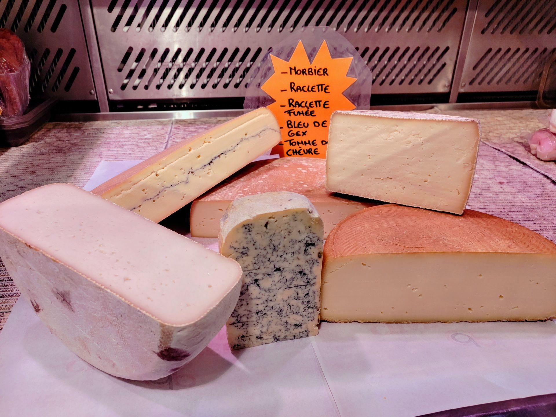 Assiette avec deux tranches de foie gras mi-cuit, du pain d'épice en forme d'étoile, deux morceaux de figues et de la confiture sur une assiette.