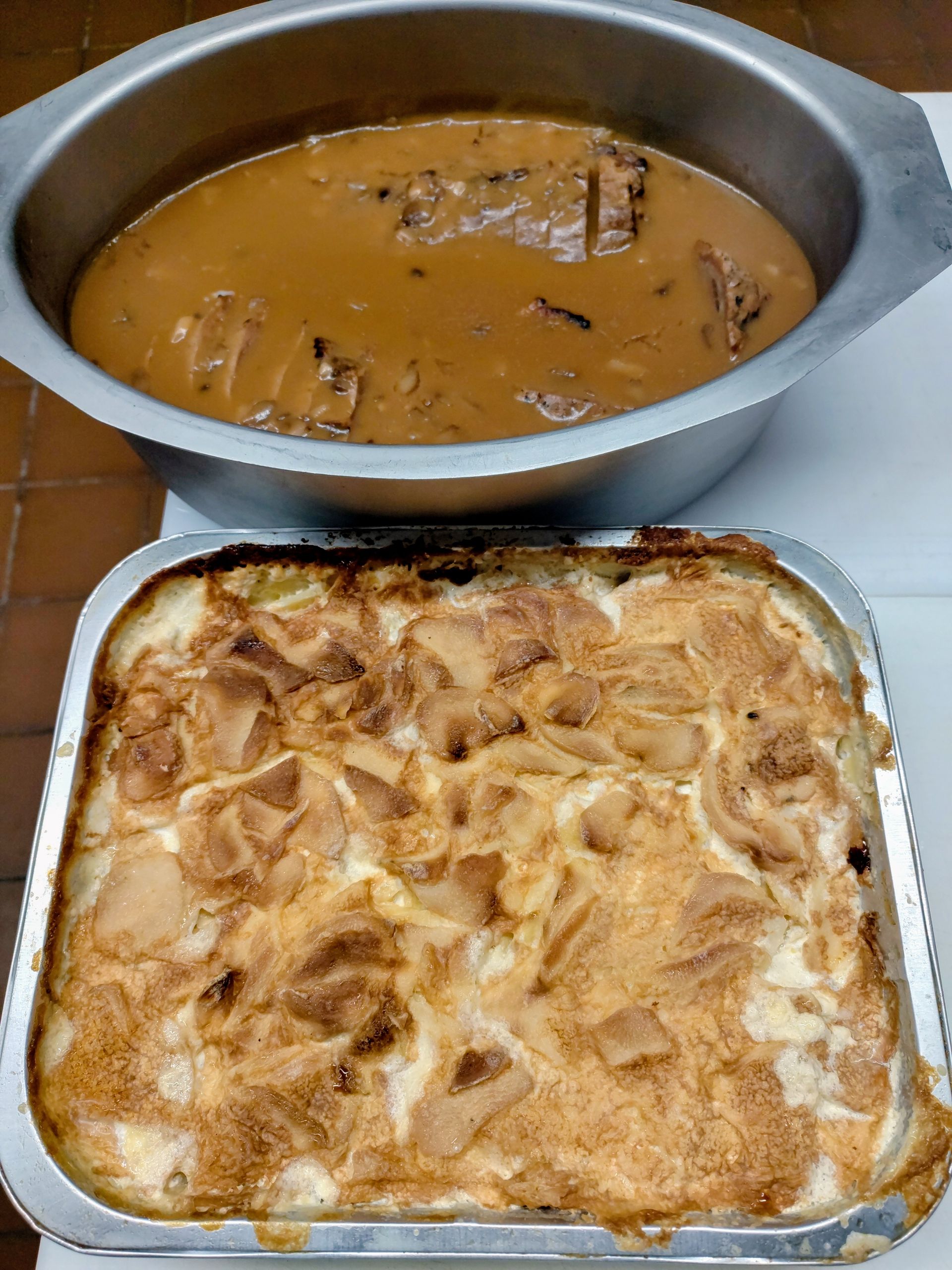 Repas gastronomique dressé dans une assiette blanche à bordure dorée, avec du poulet grillé et une purée orange.