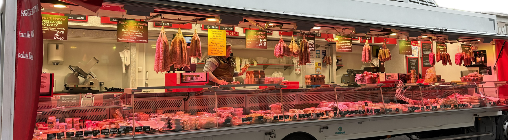Gros plan sur du bœuf cru rouge à la texture persillée.