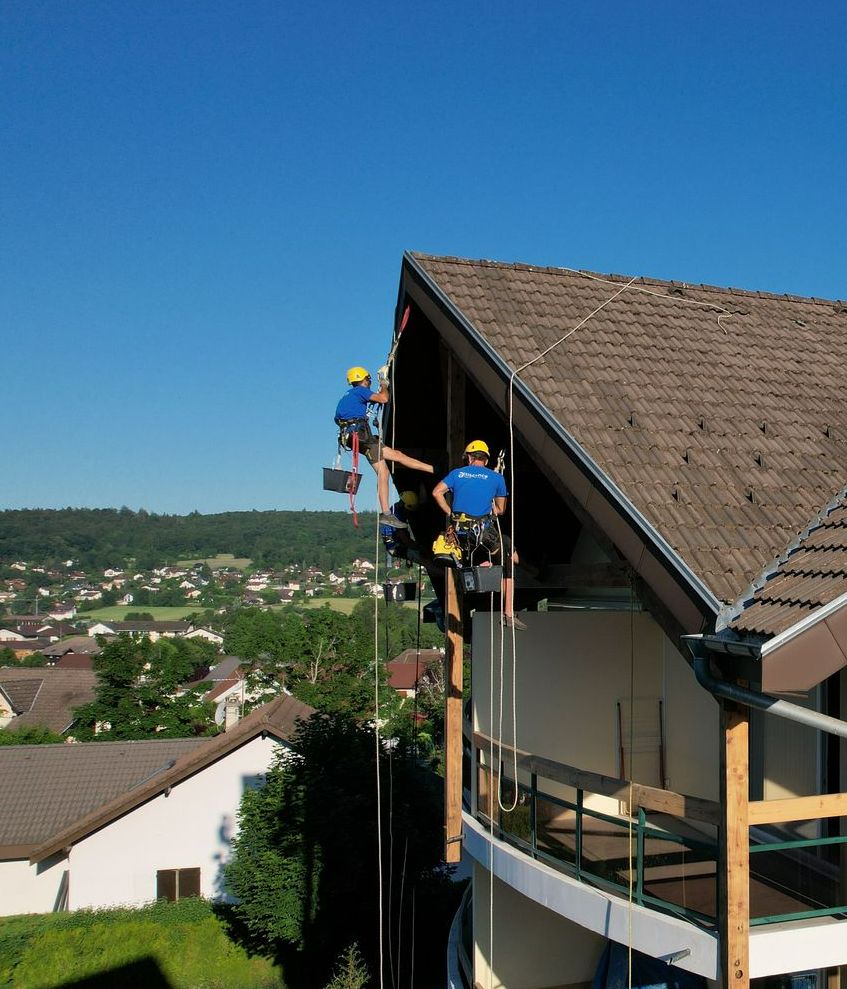 Cordistes en intervention sur un toit