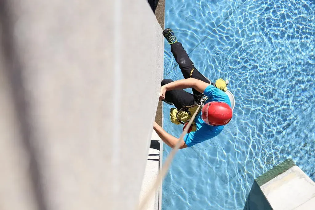 Cordiste suspendu sous une piscine