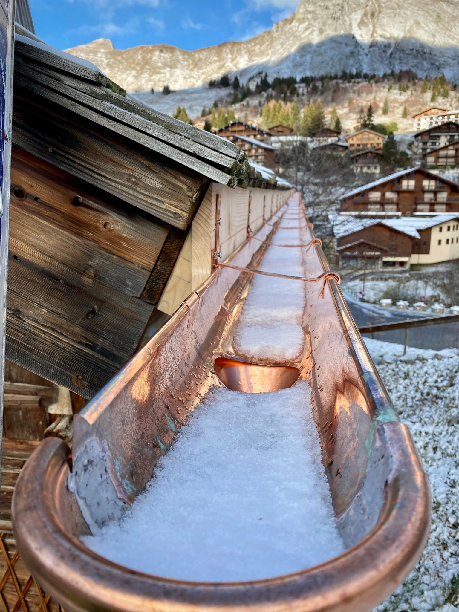 Gouttière en zinc d'un chalet