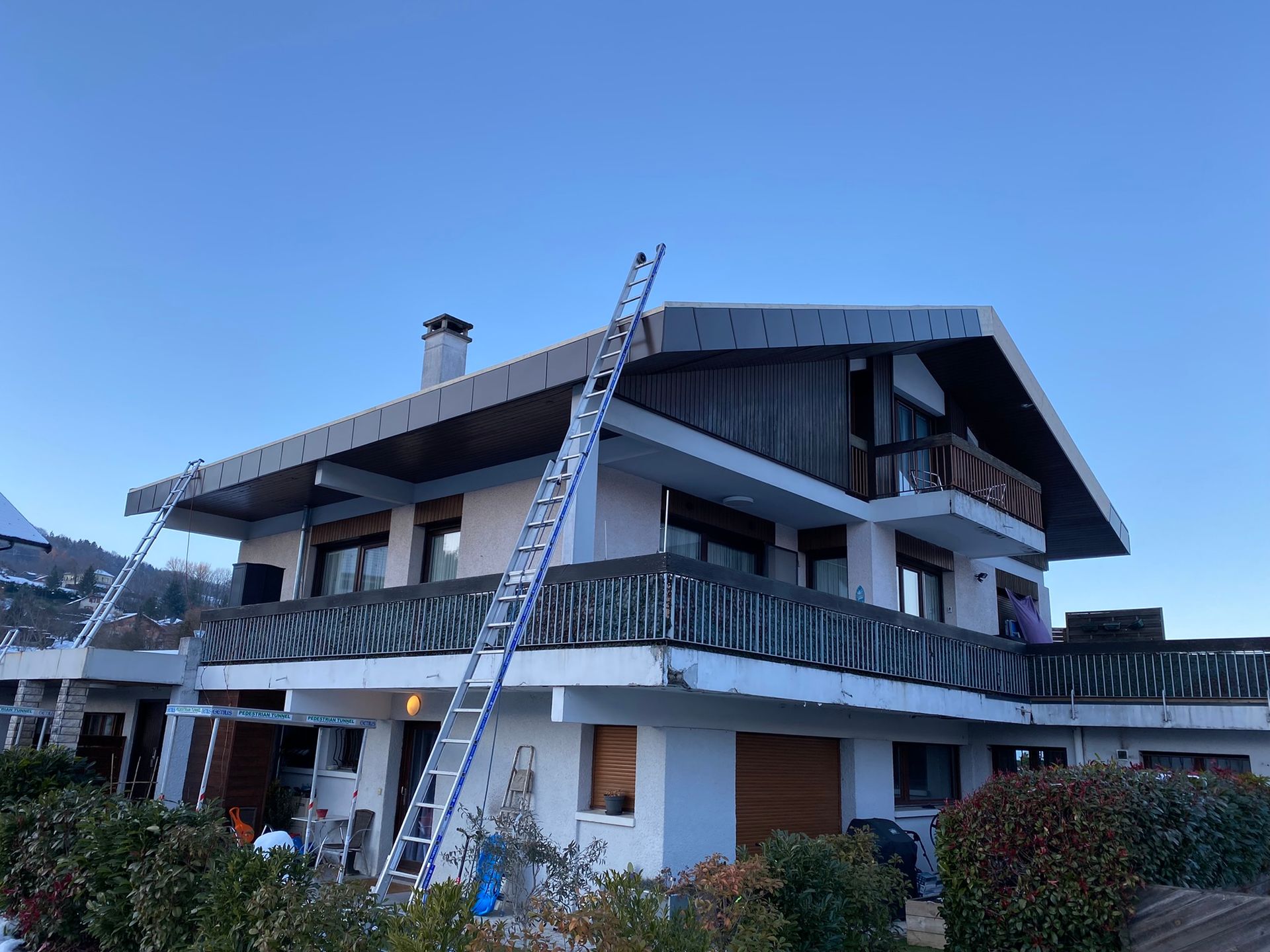 Échelle menant au toit d'une grande maison