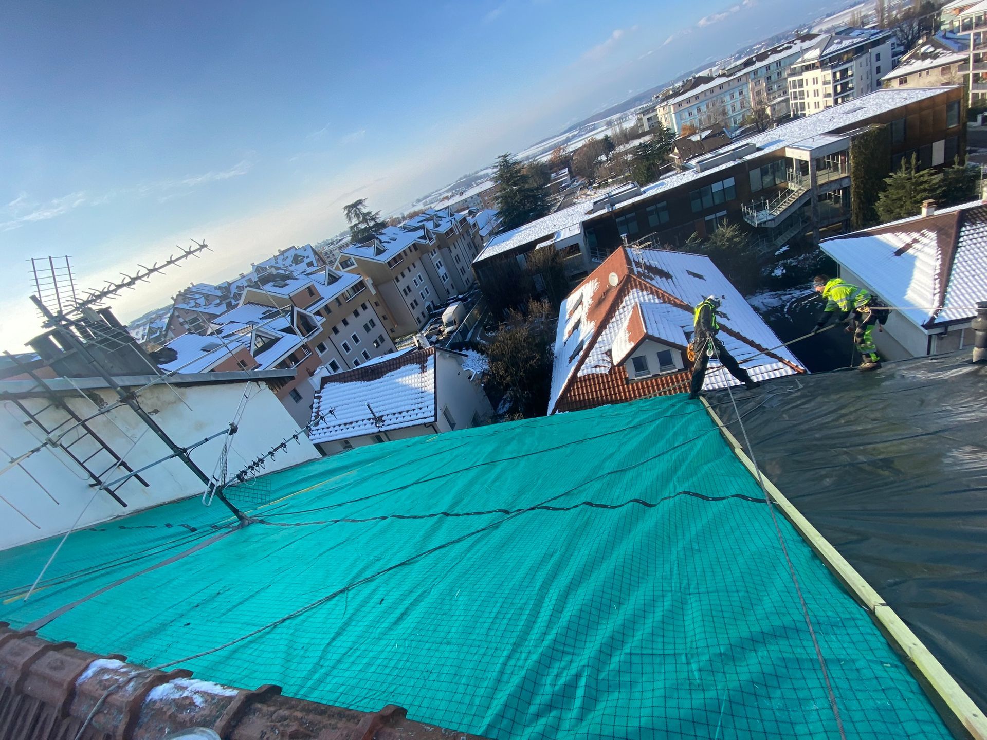 Pose de bâche sur une toiture