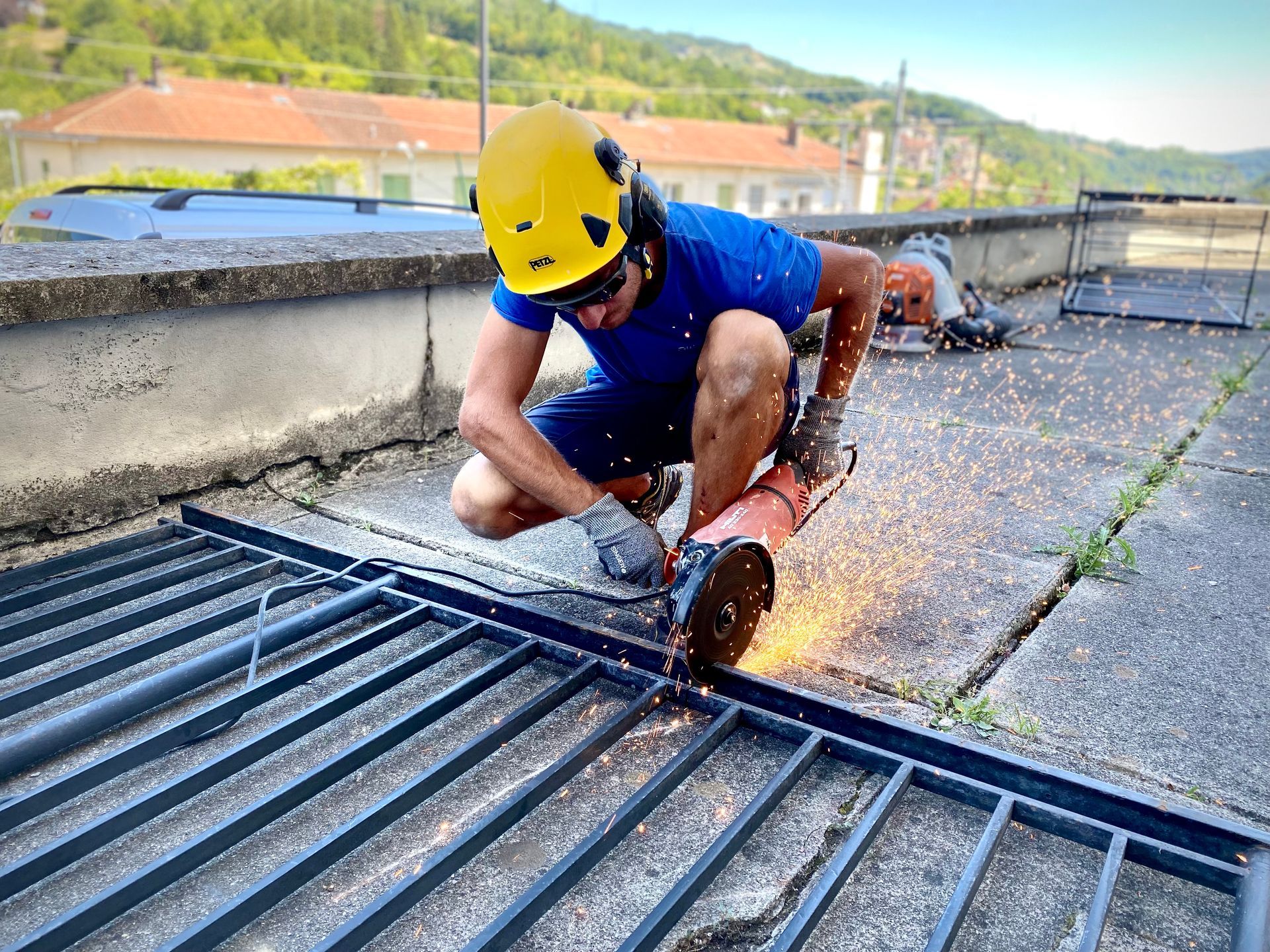 Découpe de métal sur un toit