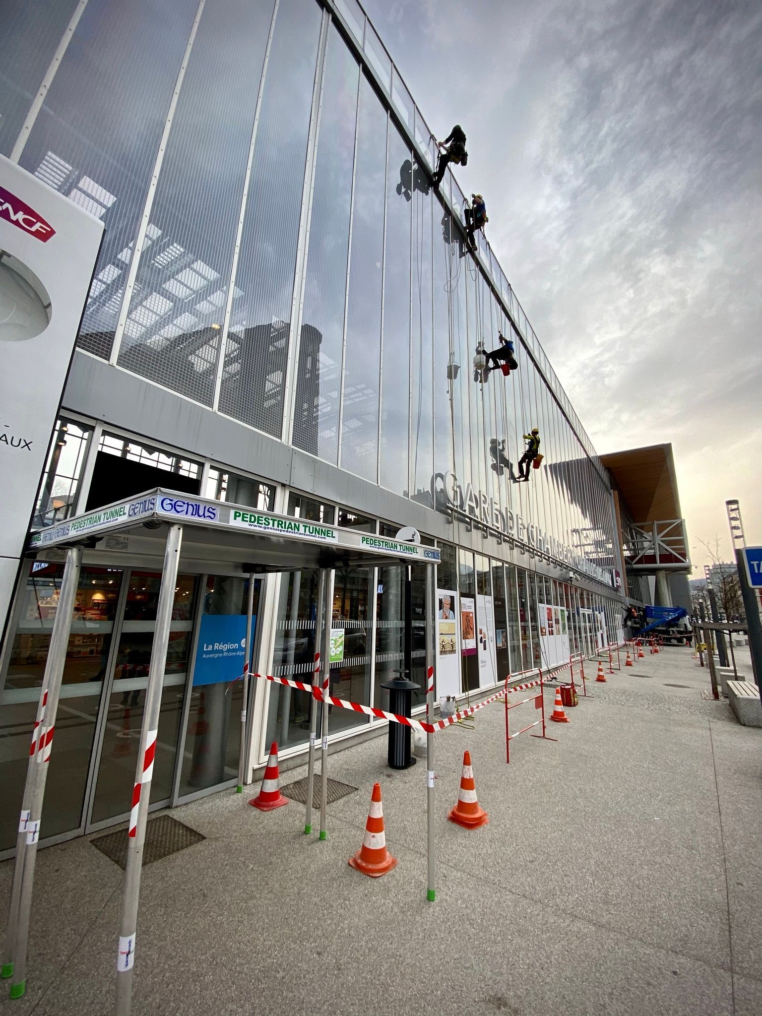 Cordistes intervenant en hauteur