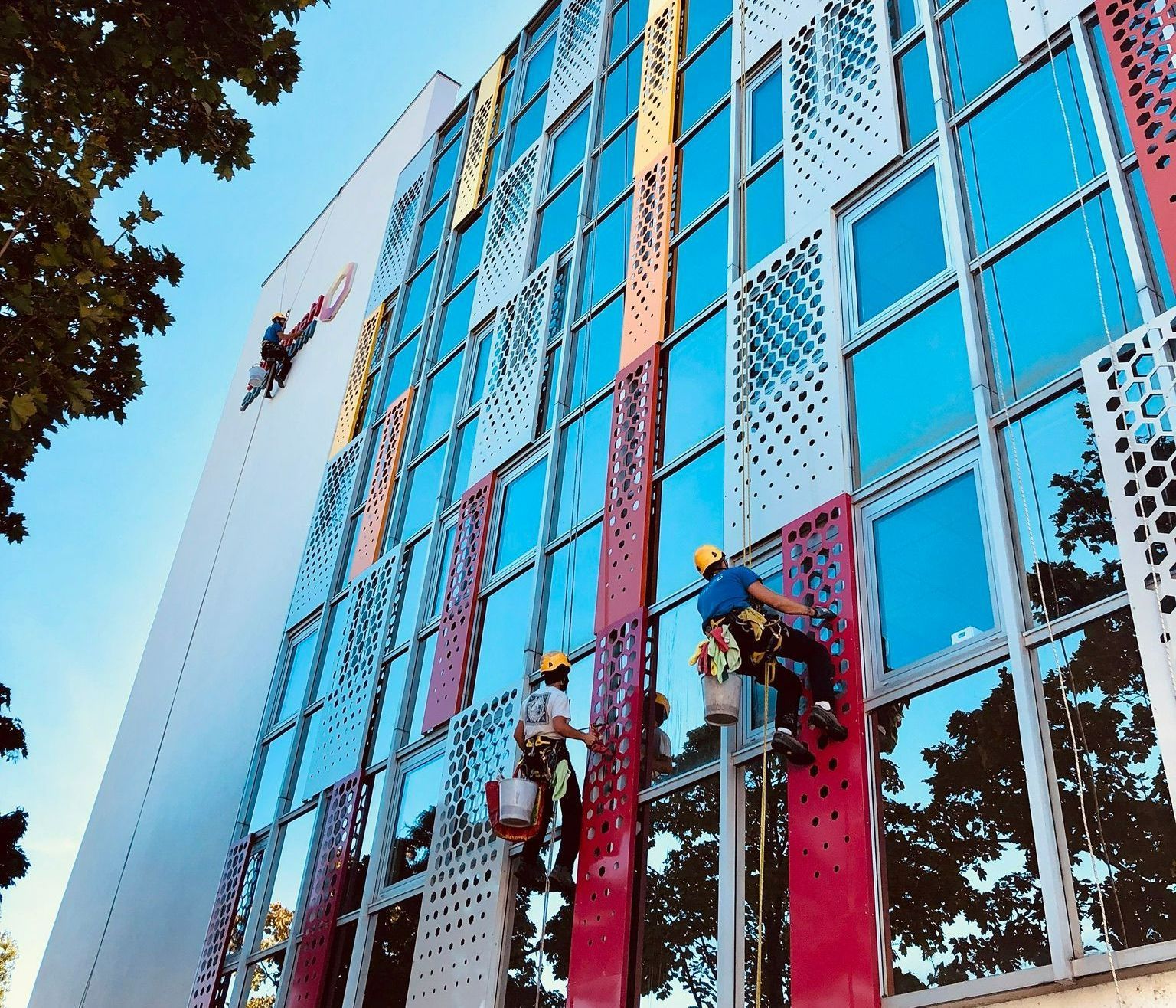 Lavage de vitres en hauteur d'un bâtiment à structure métallique