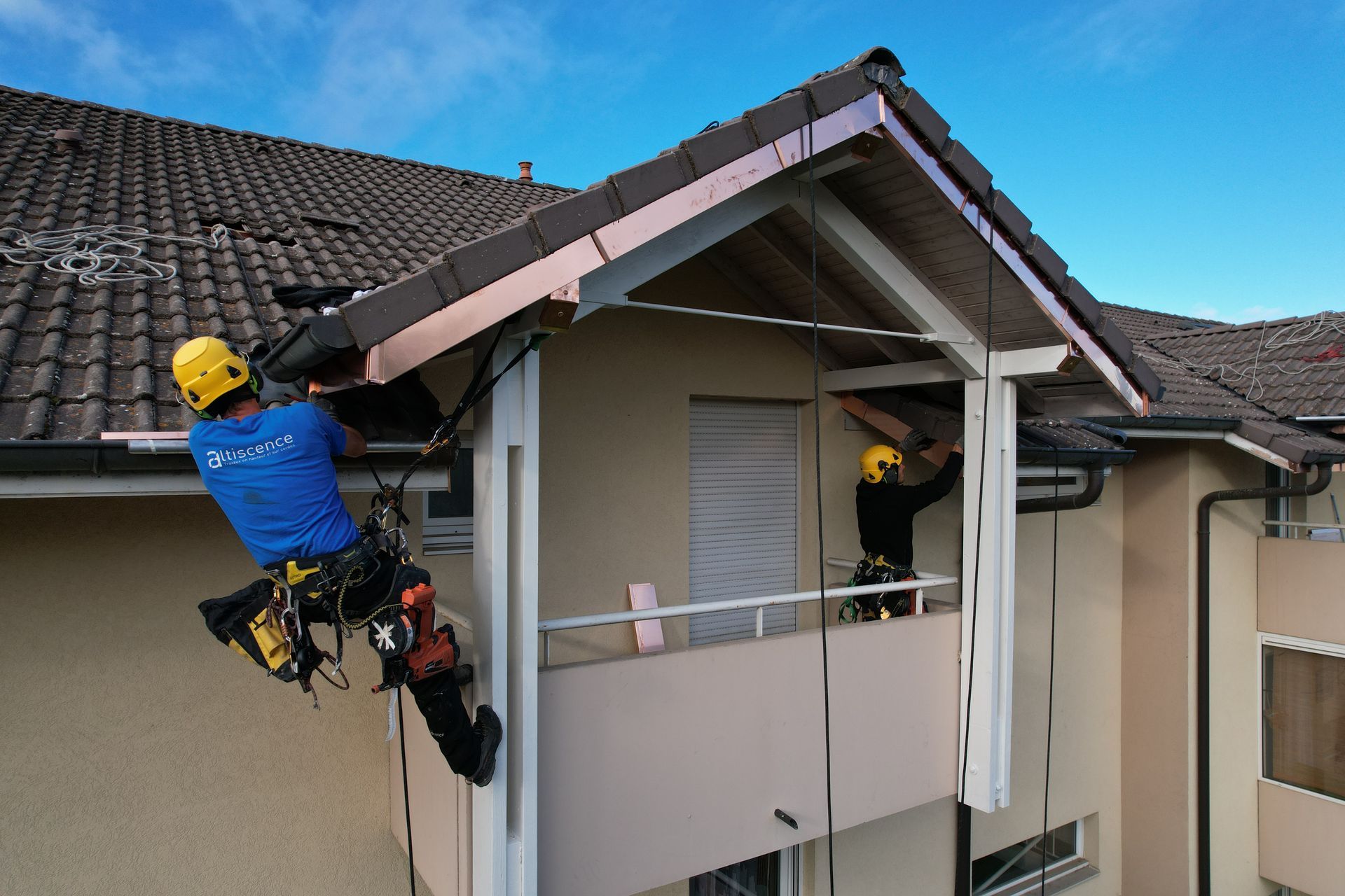 Réparation de zinguerie sous un toit