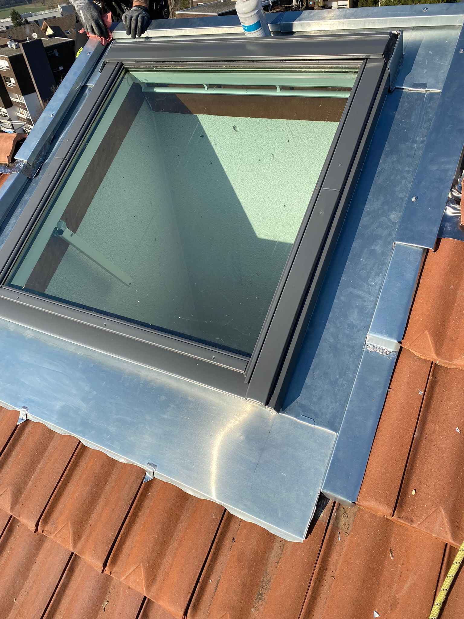 Pose d'une trappe de désenfumage