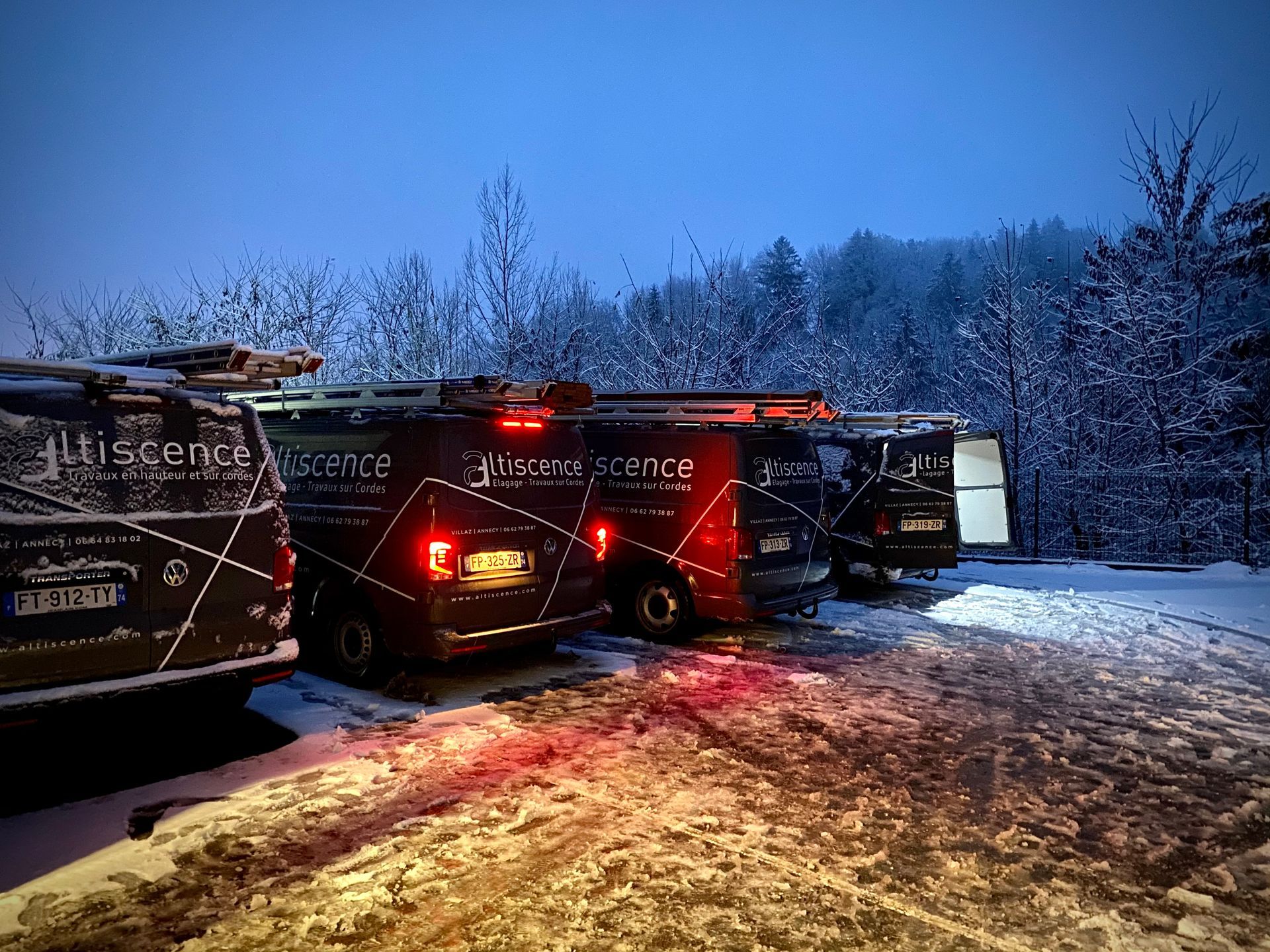 Véhicule dans la neige