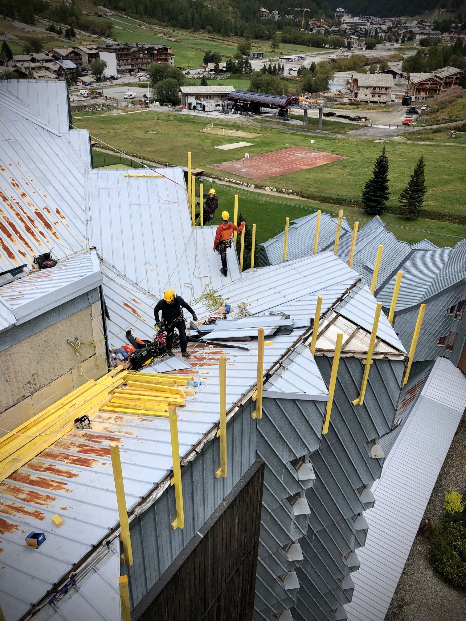 Réparation de fuites d'un toit en bac acier