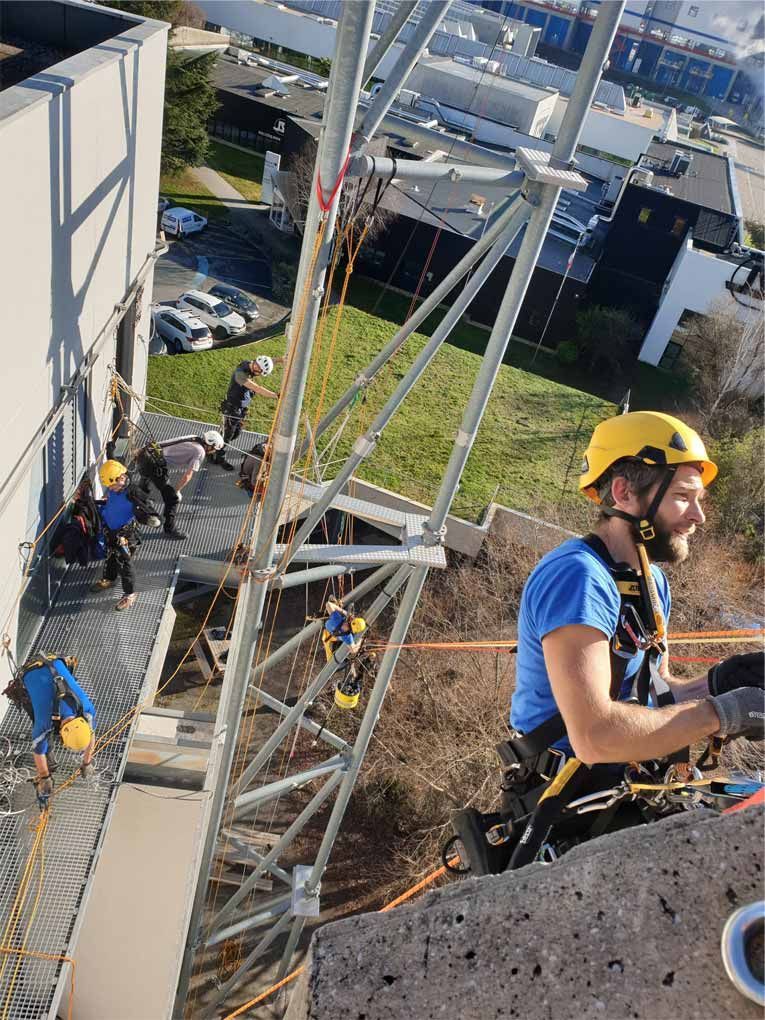 Intervention de plusieurs cordistes en hauteur
