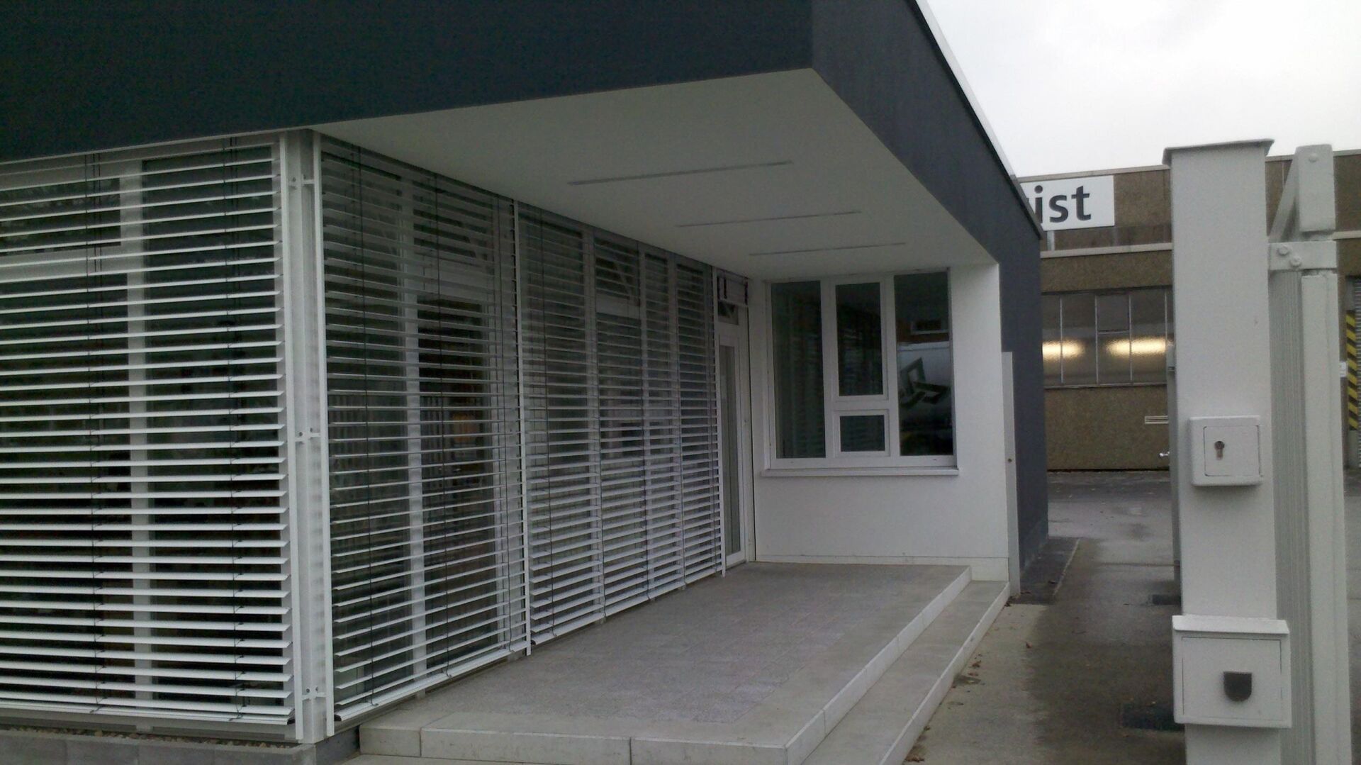 haus mit grauem anstrich