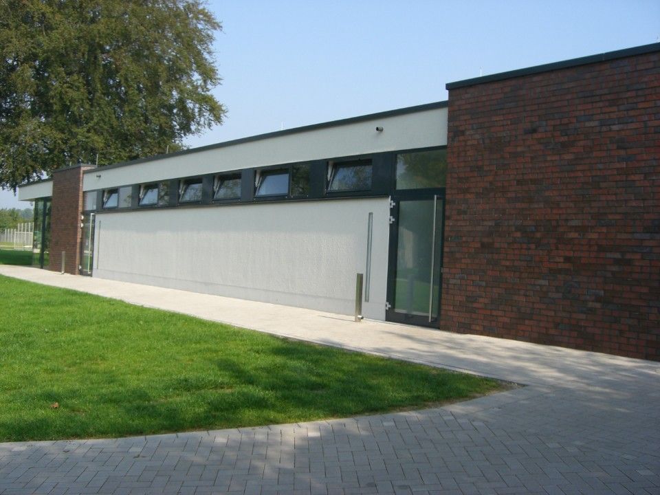 Weiße Wand mit Bausteinen