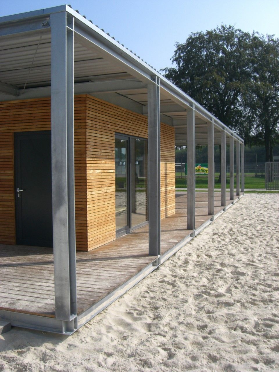 Holzgerüst Holz Metall Sandfeld