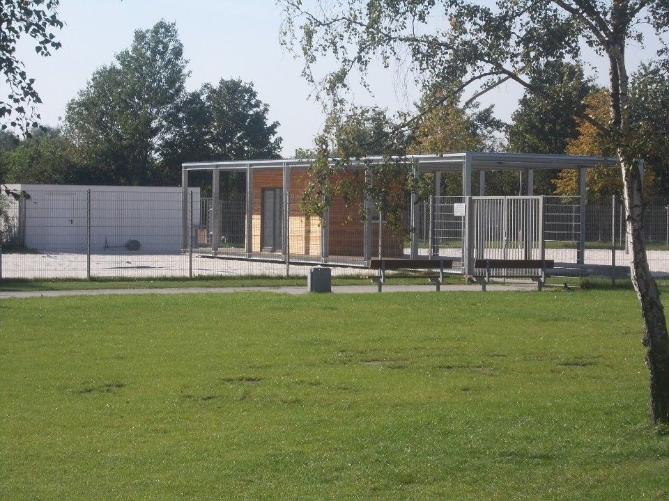 Grüne Rasenfläche mit Gartenhaus