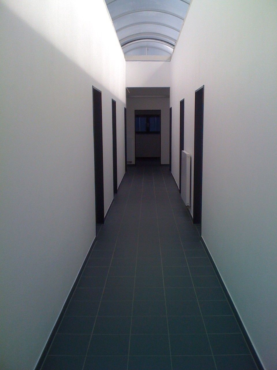 Langer Gang mit weißen Wänden