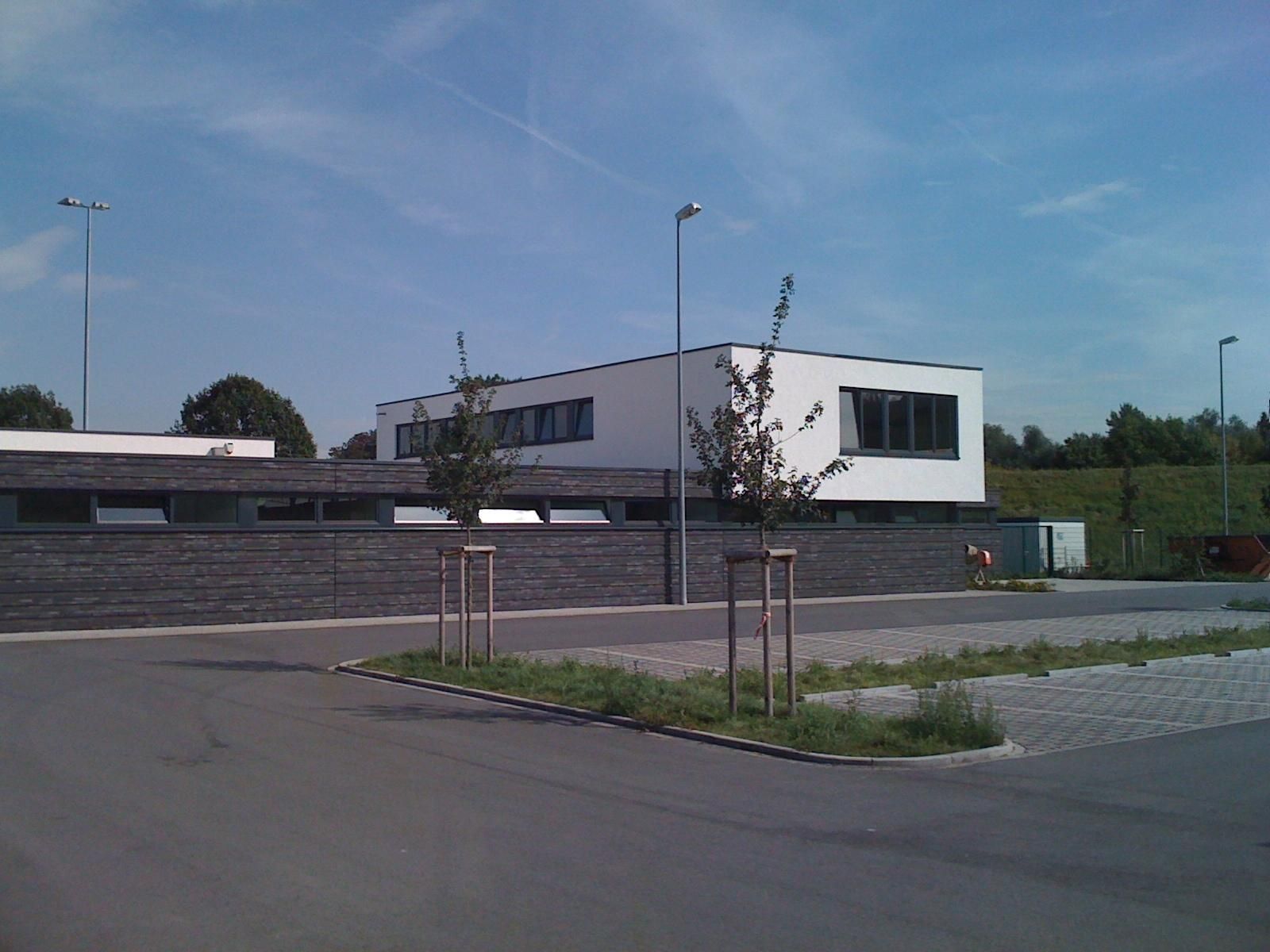 Sportstätte mit Parkplätzen