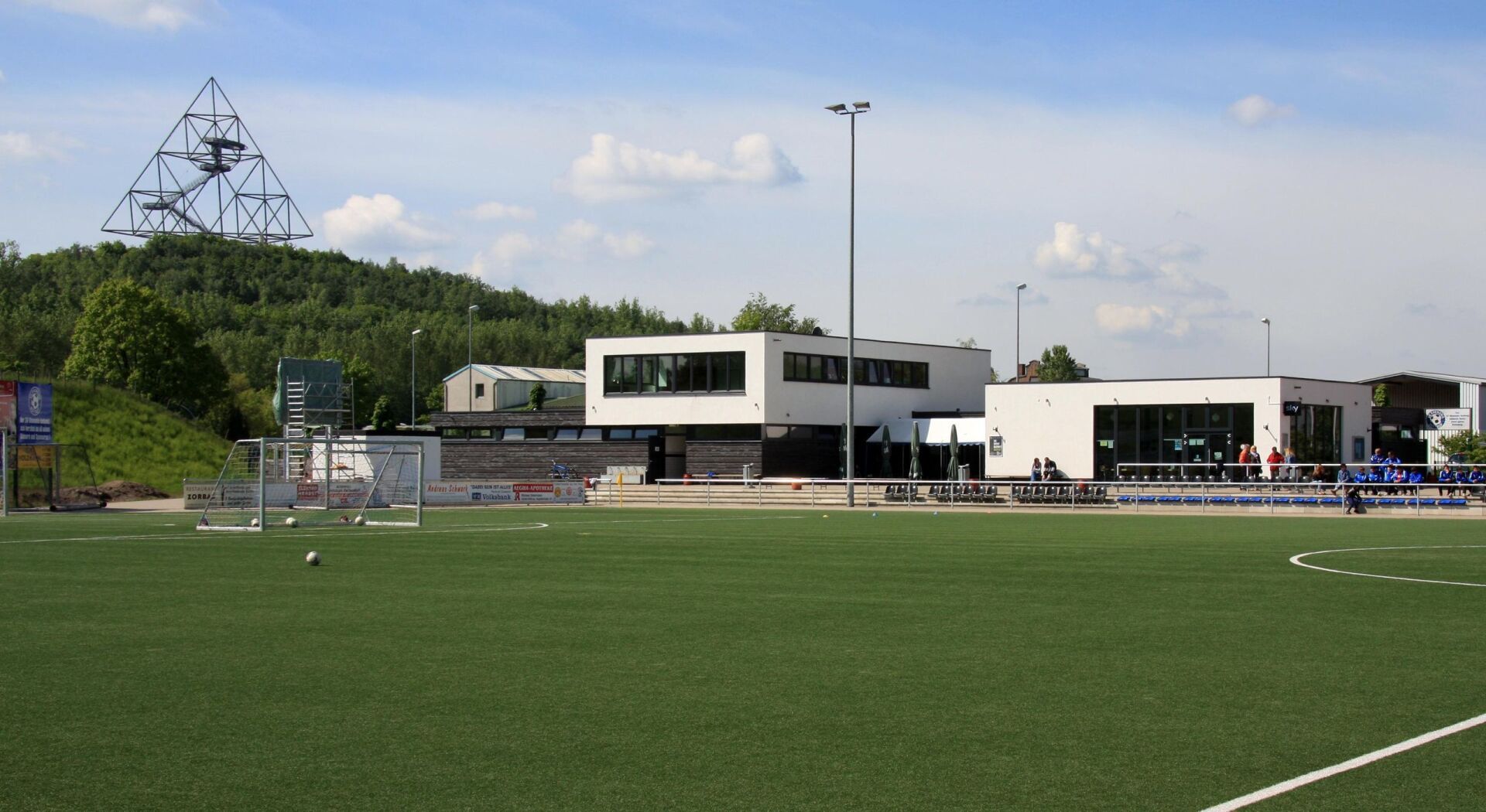 Sportstätte mit Rasenfeld